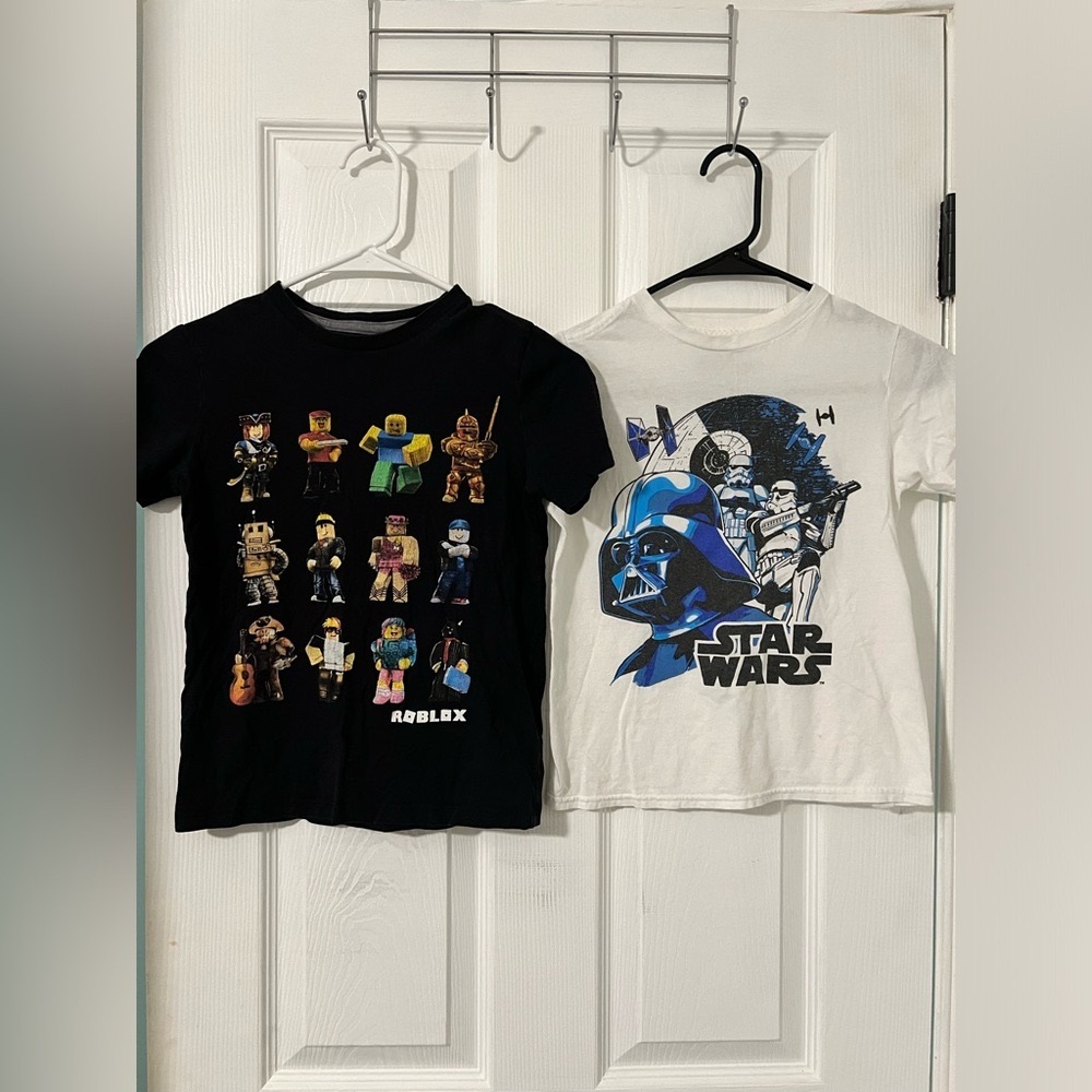2 preowned boys tahisirts size small/8 good conditions roblox and star wars